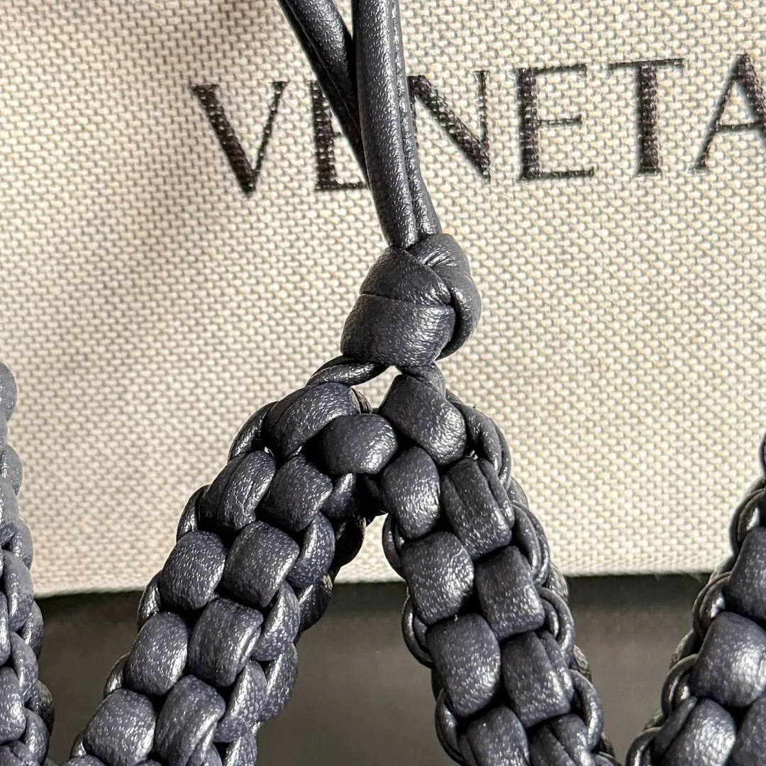 Batch 420 Let’s see what new cute little thing BV has released~ It’s this letter pendant, which is different from the puppy pendant. The weaving of this letter is more three-dimensional, and the material is very solid, and it is not easy to deform even if it is folded. Style number: W